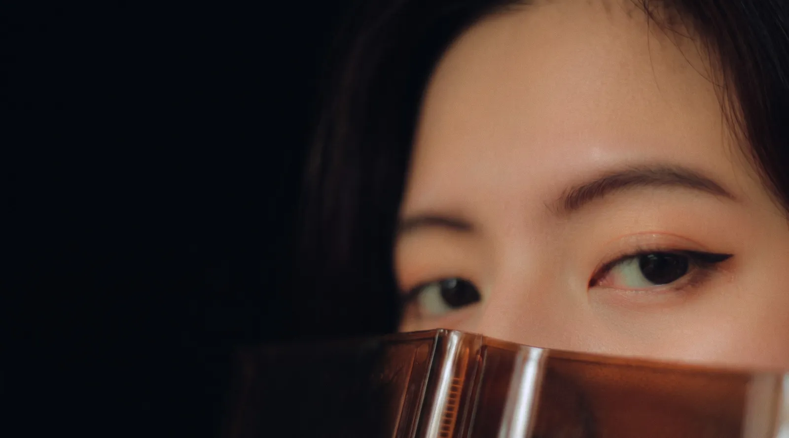 Primer plano de la mirada de una mujer